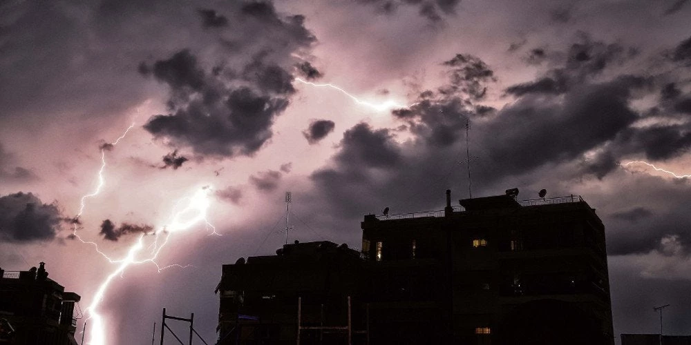 Σε εξέλιξη καταιγίδα στην Αττική – Η πορεία του κυκλώνα «Ζορμπά» τις επόμενες ώρες